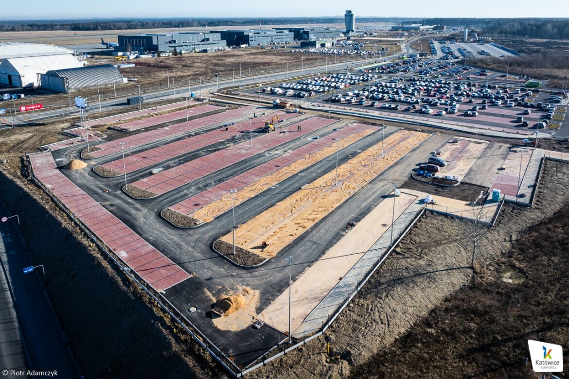 Nowy parking P4 w Pyrzowicach pomieści 500 aut. Oddane jeszcze przed majówką. Fot. Katowice Airport
