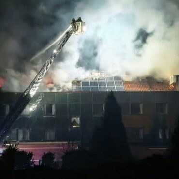 24 zastępy straży pożarnej  biorą udział w akcji  w Tychach. Palił się dach budynku przy ulicy  Kościuszki. Pożar hotelu w Tychach zaczął się około godziny 2.00 w nocy
