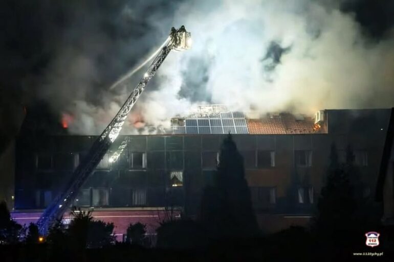 24 zastępy straży pożarnej  biorą udział w akcji  w Tychach. Palił się dach budynku przy ulicy  Kościuszki. Pożar hotelu w Tychach zaczął się około godziny 2.00 w nocy