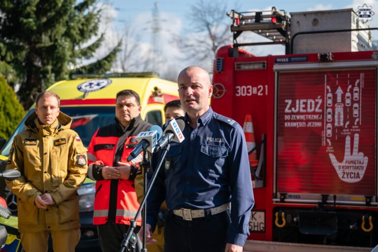 Policja i pogotowie apelują do kierowców" Korytarz życia pomaga ratować rannych!