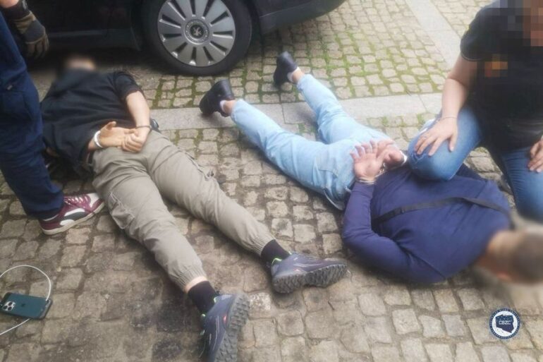 Przestępcy udawali pracowników banku i w ten sposób ukradli ponad 1 mln 500 tys zł. Oszuści dzwonili do osób pokrzywdzonych. Następnie nakłaniali ich do wpłaty pieniędzy na rzekomo bezpieczne konta bankowe.