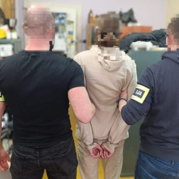 Gliwice: 18-latek zatrzymany podczas wypłaty z bankomatu. Ofiary oszustwa straciły tysiące złotych. Fot. KMP Gliwice