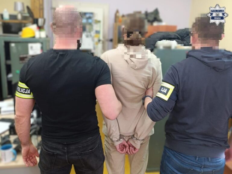 Gliwice: 18-latek zatrzymany podczas wypłaty z bankomatu. Ofiary oszustwa straciły tysiące złotych. Fot. KMP Gliwice