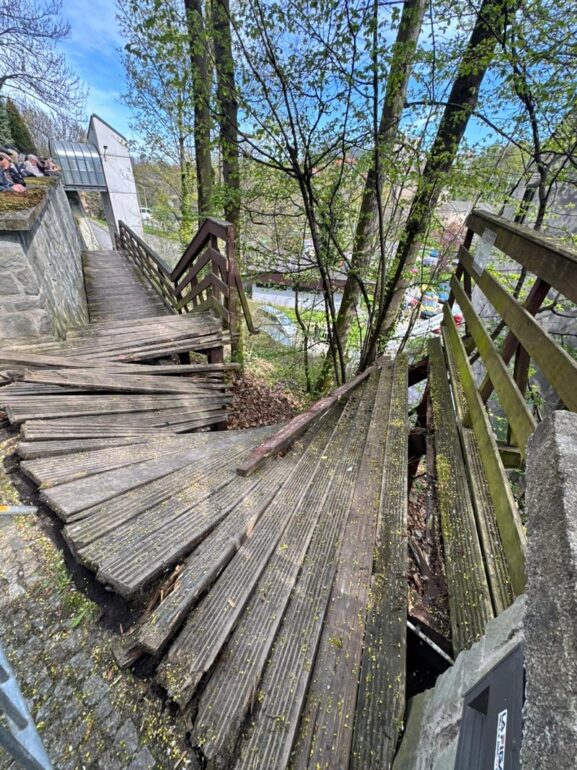Zawaliły się schody na Wzgórzu Zamkowym w Cieszynie. Kilkanaście osób spadło. Fot. Miasto Cieszyn