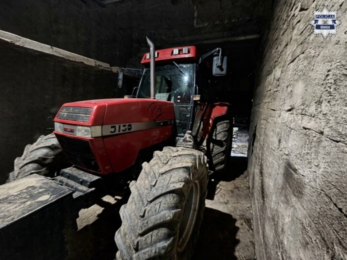 Pijany traktorzysta zdemolował ogrodzenie! Miał ponad 3 promile i jechał drogą publiczną. Fot. KMP Gliwice