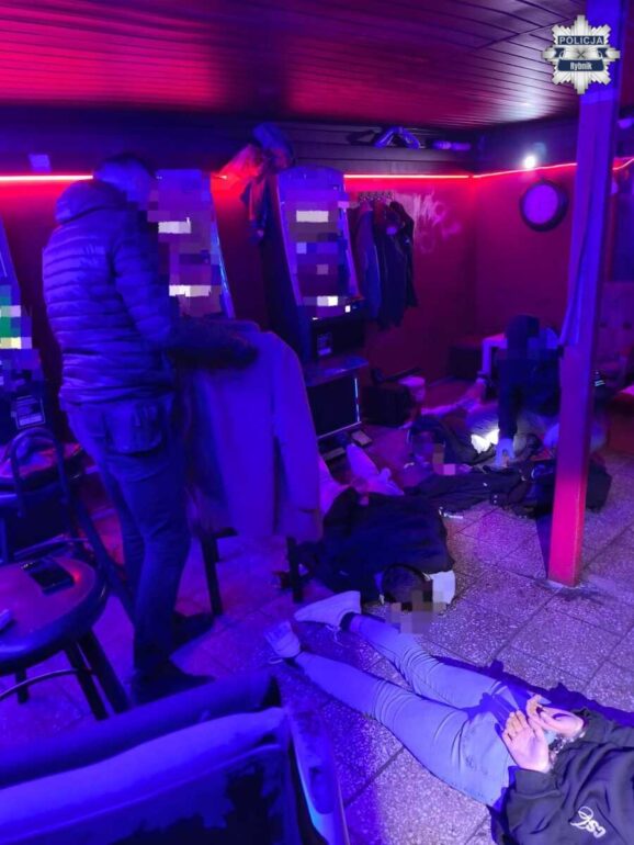 Nalot na nielegalny hazard w Rybniku! Automaty, narkotyki i osoby poszukiwane. Fot. Policja Rybnik