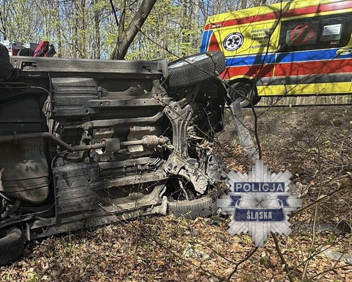Groźny wypadek w Bytomiu. Na ulicy Frenzla z drogi wypadło auto. Fot. KMP Bytom