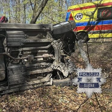 Groźny wypadek w Bytomiu. Na ulicy Frenzla z drogi wypadło auto. Fot. KMP Bytom