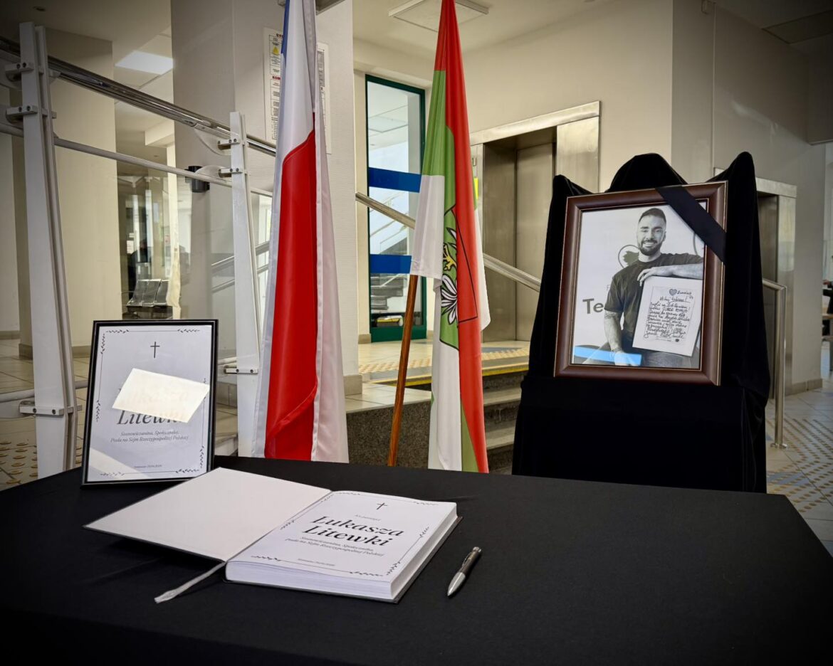 Księga kondolencyjna po śmierci Łukasza Litewki wyłożona w UM Sosnowiec. Fot. Arkadiusz Chęciński/facebook