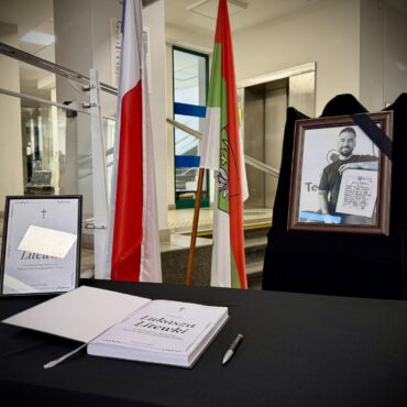 Księga kondolencyjna po śmierci Łukasza Litewki wyłożona w UM Sosnowiec. Fot. Arkadiusz Chęciński/facebook