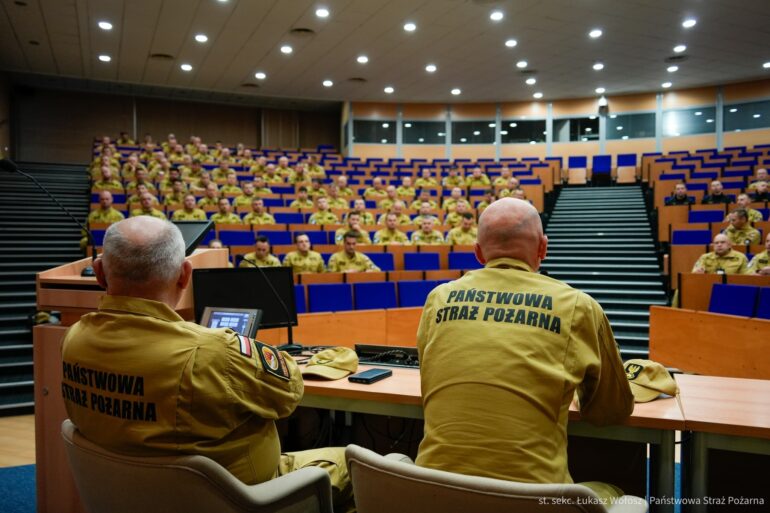 Ćwiczenia rozpoczęły się oficjalną odprawą w Centralnej Szkole Państwowej Straży Pożarnej w Częstochowie. Fot, KW PSP Katowice