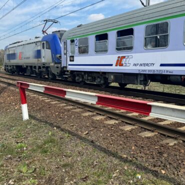 Gliwice: potrącenie przez pociąg na przejściu kolejowym. Mężczyzna w ciężkim stanie. Fot. Policja Gliwice