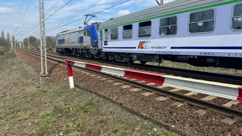 Gliwice: potrącenie przez pociąg na przejściu kolejowym. Mężczyzna w ciężkim stanie. Fot. Policja Gliwice