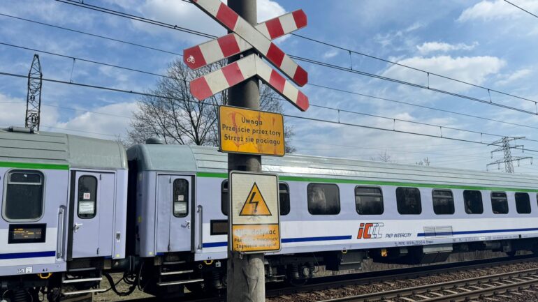 Gliwice: potrącenie przez pociąg na przejściu kolejowym. Mężczyzna w ciężkim stanie. Fot. Policja Gliwice