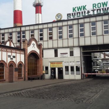 Trzej górnicy zostali poszkodowani w Kopalni ROW - Ruch Rydułtowy. Do wypadku doszło w nocy. Podziemny wstrząs w kopalni wystąpił na głębokości 1150 metrów.