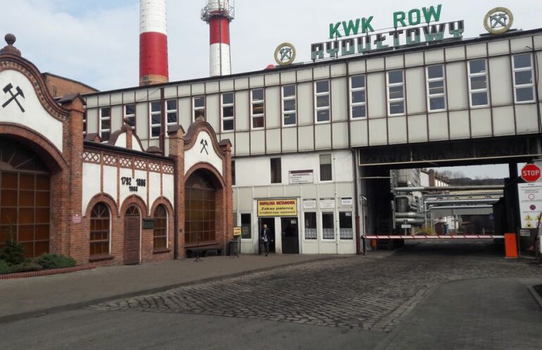 Trzej górnicy zostali poszkodowani w Kopalni ROW - Ruch Rydułtowy. Do wypadku doszło w nocy. Podziemny wstrząs w kopalni wystąpił na głębokości 1150 metrów.