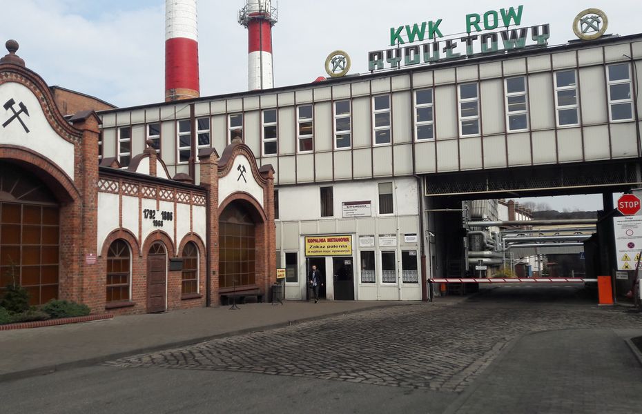 Trzej górnicy zostali poszkodowani w Kopalni ROW - Ruch Rydułtowy. Do wypadku doszło w nocy. Podziemny wstrząs w kopalni wystąpił na głębokości 1150 metrów.