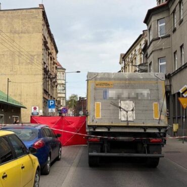 Śmiertelny wypadek wydarzył się dziś przed południem na ulicy Mazurskiej w Chorzowie. Ze wstępnych ustaleń policjantów wynika, że 79-latek znalazł się  bezpośrednio przed pojazdem, w obszarze ograniczonej widoczności. Tragedia w Chorzowie będzie przedmiotem dochodzenia prowadzonego przez policję i prokuraturę.
