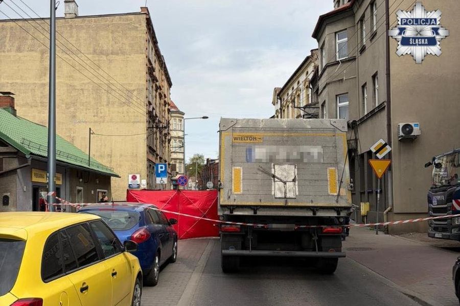 Śmiertelny wypadek wydarzył się dziś przed południem na ulicy Mazurskiej w Chorzowie. Ze wstępnych ustaleń policjantów wynika, że 79-latek znalazł się  bezpośrednio przed pojazdem, w obszarze ograniczonej widoczności. Tragedia w Chorzowie będzie przedmiotem dochodzenia prowadzonego przez policję i prokuraturę.