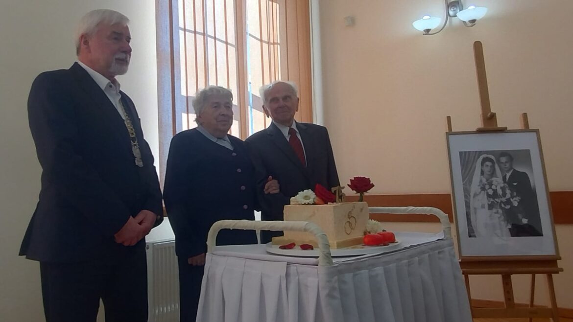 75 lat małżeństwa w Łaziskach Górnych świętowali Stefania i Feliks Chrapeć. Jubileusz odbył się w magistracie, w którym wzięli ślub.
