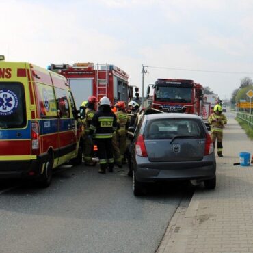 Dwie osoby w szpitalu, dwa zniszczone pojazdy. To skutki wypadku na trasie Pszczyna - Żory. Czołowe zderzenie w Suszcu spowodowało też utrudnienia w ruchu. Sprawą zajmują się policjanci.