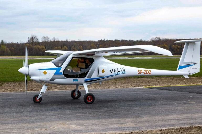 To pierwsza w Polsce taka maszyna szkoleniowa! Elektryczny samolot w Katowicach został kupiony przez Zakład Doskonalenia Zawodowego. Pipistrel Velis Electro będzie bazował na Muchowcu.