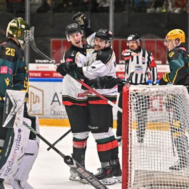 Dziś wieczorem, na własnym lodowisku, kibice i hokeiści Trójkolorowych mogli świętować sukces.  GKS Tychy zdobył mistrzowski tytuł!  Tyszanie zakończyli sezon Tauron Hokej Ligi na pierwszym miejscu.