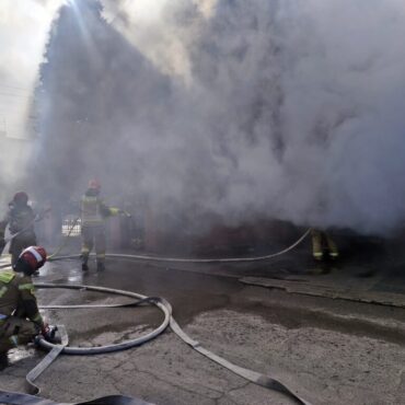 Tychy: pożar domu przy ul. Borowej. Spłonął garaż i motocykl, ewakuowano dzieci. Fot. 112Tychy