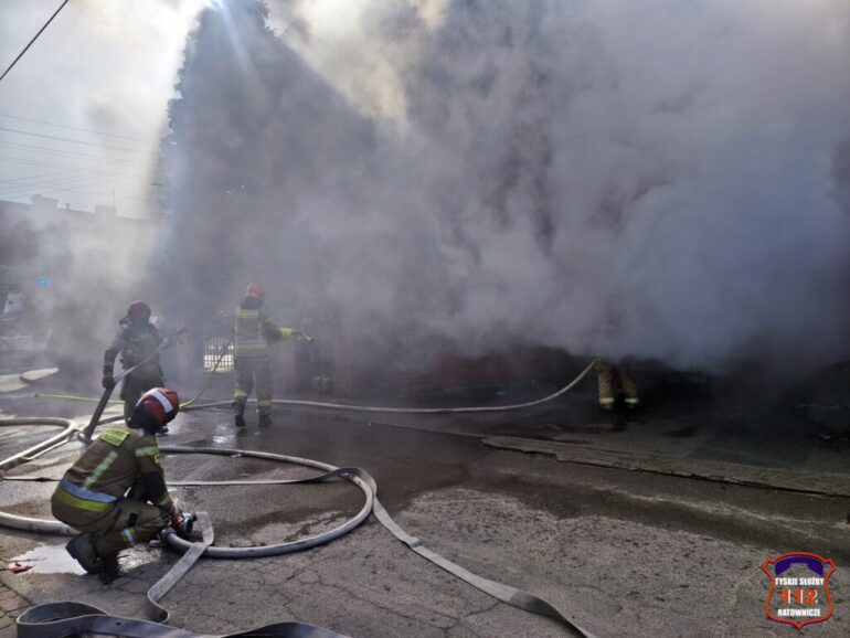 Tychy: pożar domu przy ul. Borowej. Spłonął garaż i motocykl, ewakuowano dzieci. Fot. 112Tychy