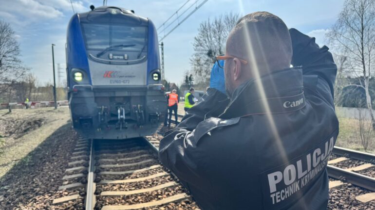 Gliwice: potrącenie przez pociąg na przejściu kolejowym. Mężczyzna w ciężkim stanie. Fot. Policja Gliwice