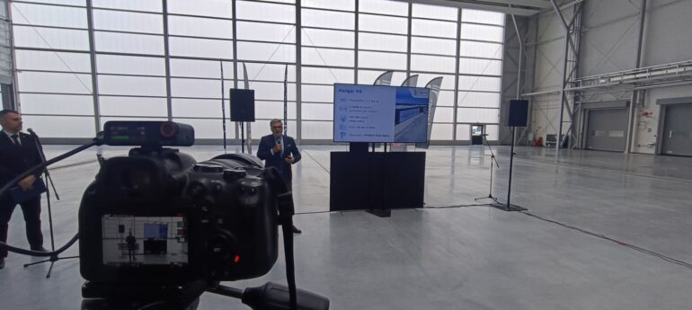 Nowoczesny obiekt H4, wybudowany za około 52 mln zł, oferuje dwie zatoki serwisowe umożliwiające obsługę maszyn wielkości Airbusa A321neo