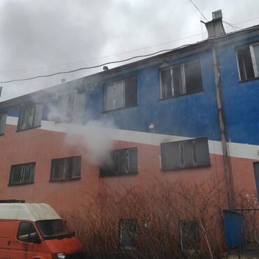 Gliwice: pożar pustostanu przy ul. Cmentarnej. Jedna osoba w środku, brak poszkodowanych. Fot. KM PSP Gliwice