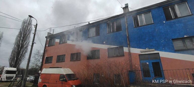 Gliwice: pożar pustostanu przy ul. Cmentarnej. Jedna osoba w środku, brak poszkodowanych. Fot. KM PSP Gliwice