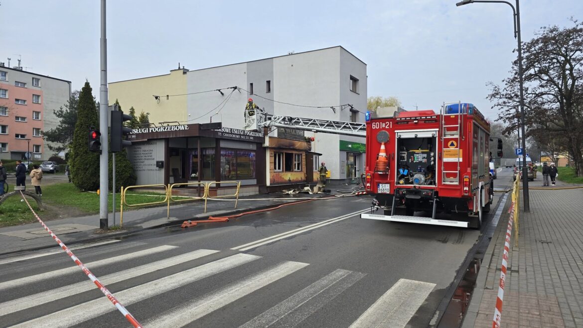 Poranny pożar w Siemianowicach Śląskich w czwartek, 16 kwietnia - sparaliżował ruch w części miasta. W ogniu stanął budynek przy ulicy Michałkowickiej.