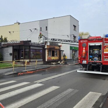 Poranny pożar w Siemianowicach Śląskich w czwartek, 16 kwietnia - sparaliżował ruch w części miasta. W ogniu stanął budynek przy ulicy Michałkowickiej.