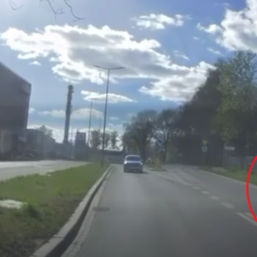 Mikołów: rozbój i kradzież auta. Pociąg uderzył w porzucone Polo. Fot. KWP Katowice