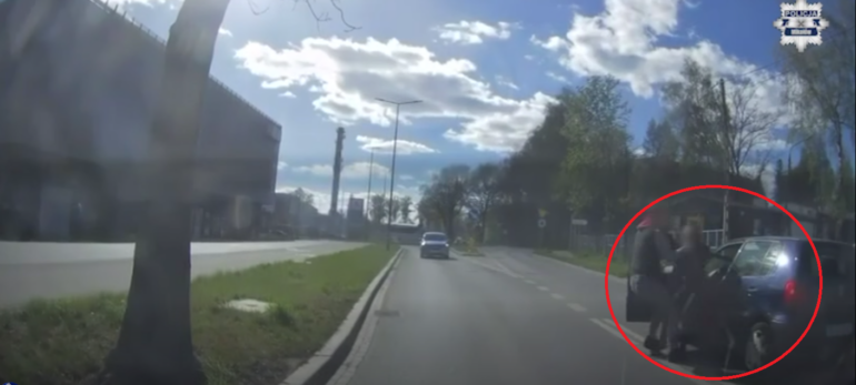 Mikołów: rozbój i kradzież auta. Pociąg uderzył w porzucone Polo. Fot. KWP Katowice