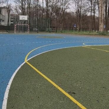 Zakończyła się budowa wielofunkcyjnego boiska przy Zespole Szkół Ekonomiczno-Usługowych. Nowe boisko w Zabrzu będzie służyło zarówno uczniom, podczas zajęć wychowania fizycznego, jak i mieszkańcom - już po lekcjach.