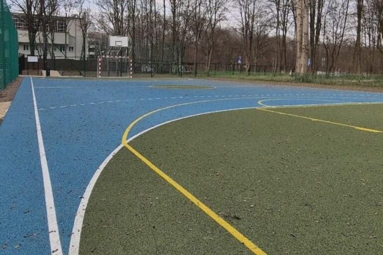 Zakończyła się budowa wielofunkcyjnego boiska przy Zespole Szkół Ekonomiczno-Usługowych. Nowe boisko w Zabrzu będzie służyło zarówno uczniom, podczas zajęć wychowania fizycznego, jak i mieszkańcom - już po lekcjach.