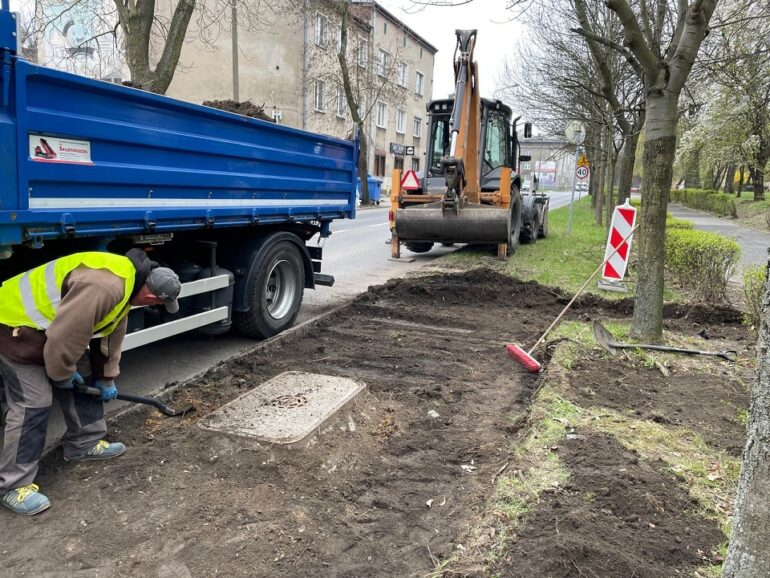 Katowice: budowa przystanków przy ul. Szczecińskiej i przebudowa chodnika na Chorzowskiej. Fot. KAW