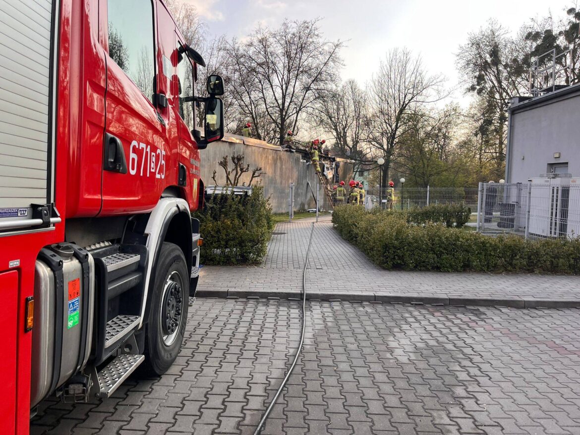 Jedna osoba zginęła w wyniku tragicznego zdarzenia w budynku przy ulicy św. Wawrzyńca. Pożar w Zabrzu gasiły 4 jednostki ratowniczo-gaśnicze.