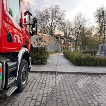 Jedna osoba zginęła w wyniku tragicznego zdarzenia w budynku przy ulicy św. Wawrzyńca. Pożar w Zabrzu gasiły 4 jednostki ratowniczo-gaśnicze.
