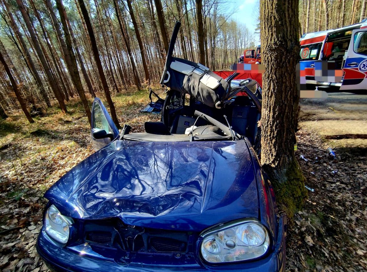 Śmiertelny wypadek między Kuźnią Raciborską a Rudą Kozielską. 36-letnia kierująca nie żyje. Fot. KPP Racibórz