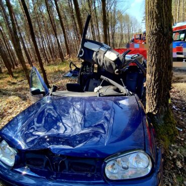 Śmiertelny wypadek między Kuźnią Raciborską a Rudą Kozielską. 36-letnia kierująca nie żyje. Fot. KPP Racibórz