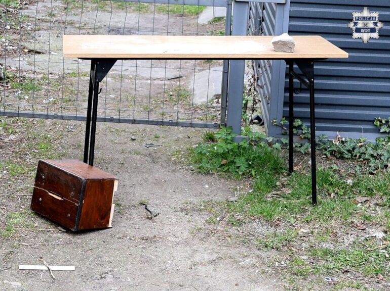 Bytom: ukradł skarbonę z kościoła razem ze stołem. Grozi mu do 10 lat więzienia. Fot. KMP Bytom