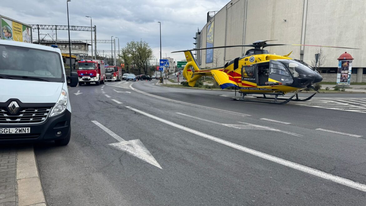 Śmigłowiec LPR lądował tuż przy centrum handlowym Forum w Gliwicach. Fot. KMP Gliwice