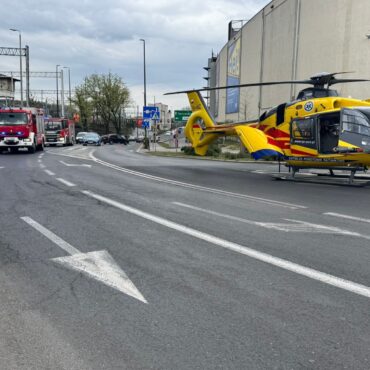 Śmigłowiec LPR lądował tuż przy centrum handlowym Forum w Gliwicach. Fot. KMP Gliwice
