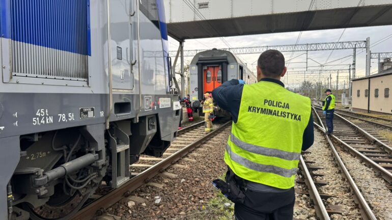 Sparaliżowane centrum Gliwic. Przed południem około 100 metrów przed wjazdem na stację kolejową Gliwice doszło do potrącenia przez pociąg. KMP Gliwice