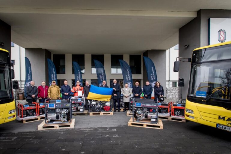 Wsparcie ze Śląska i Zagłębia trafiło do Ukrainy. Agregaty prądotwórcze oraz dwa autobusy. Fot. Slaskie.pl