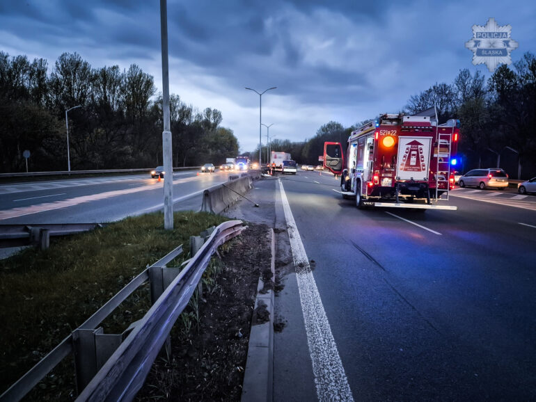Wypadek ciężarówki na DTŚ w Świętochłowicach. Policja musiała zamknąć po 2 skrajne pasy drogi. Fot. Policja Śląska